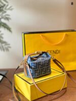Fendi Classic Pattern Lunch Bag With Foldable Gift Box Packaging And Adjustable Shoulder Straps, Non-Structured Design With Large Capacity