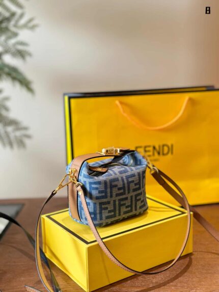 Fendi Classic Pattern Lunch Bag With Foldable Gift Box Packaging And Adjustable Shoulder Straps, Non-Structured Design With Large Capacity