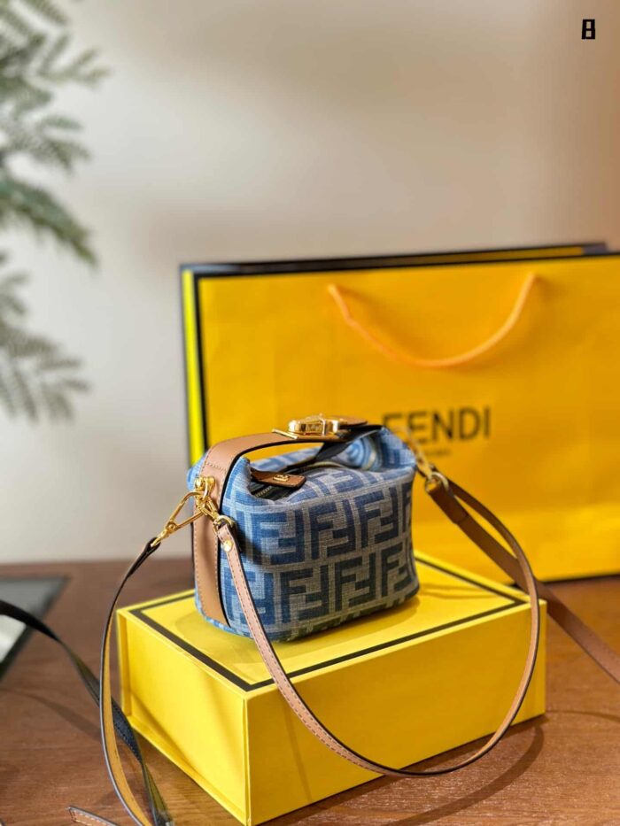 Fendi Classic Pattern Lunch Bag With Foldable Gift Box Packaging And Adjustable Shoulder Straps, Non-Structured Design With Large Capacity - Image 1
