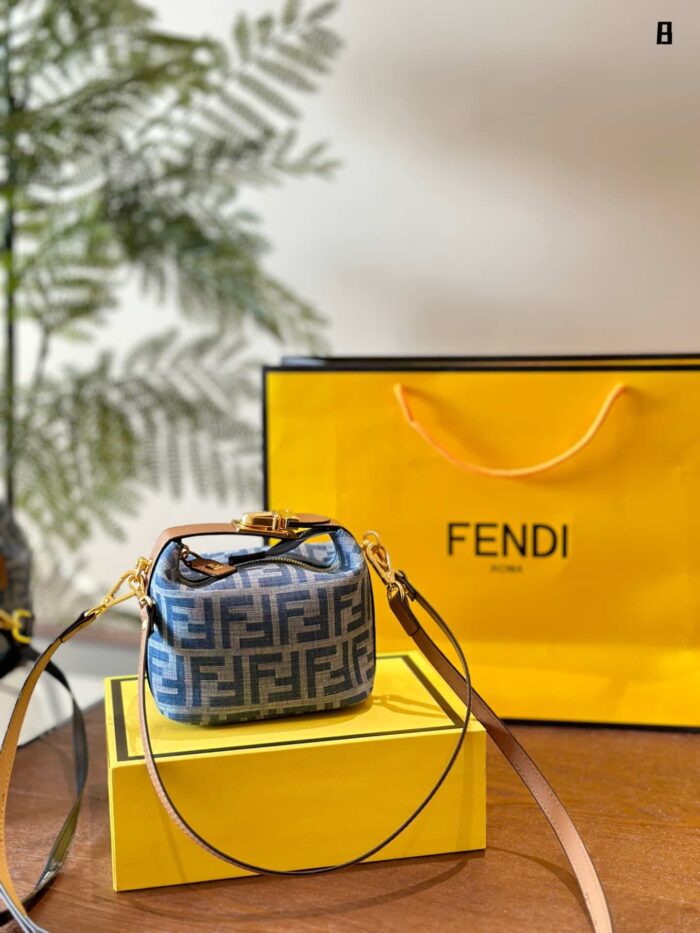 Fendi Classic Pattern Lunch Bag With Foldable Gift Box Packaging And Adjustable Shoulder Straps, Non-Structured Design With Large Capacity - Image 2