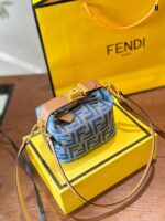 Fendi Classic Pattern Lunch Bag With Foldable Gift Box Packaging And Adjustable Shoulder Straps, Non-Structured Design With Large Capacity - Image 3