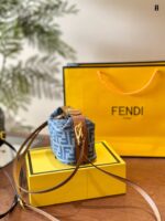 Fendi Classic Pattern Lunch Bag With Foldable Gift Box Packaging And Adjustable Shoulder Straps, Non-Structured Design With Large Capacity - Image 4