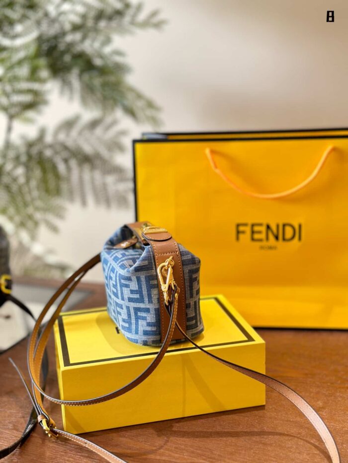 Fendi Classic Pattern Lunch Bag With Foldable Gift Box Packaging And Adjustable Shoulder Straps, Non-Structured Design With Large Capacity - Image 4