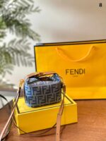 Fendi Classic Pattern Lunch Bag With Foldable Gift Box Packaging And Adjustable Shoulder Straps, Non-Structured Design With Large Capacity - Image 5