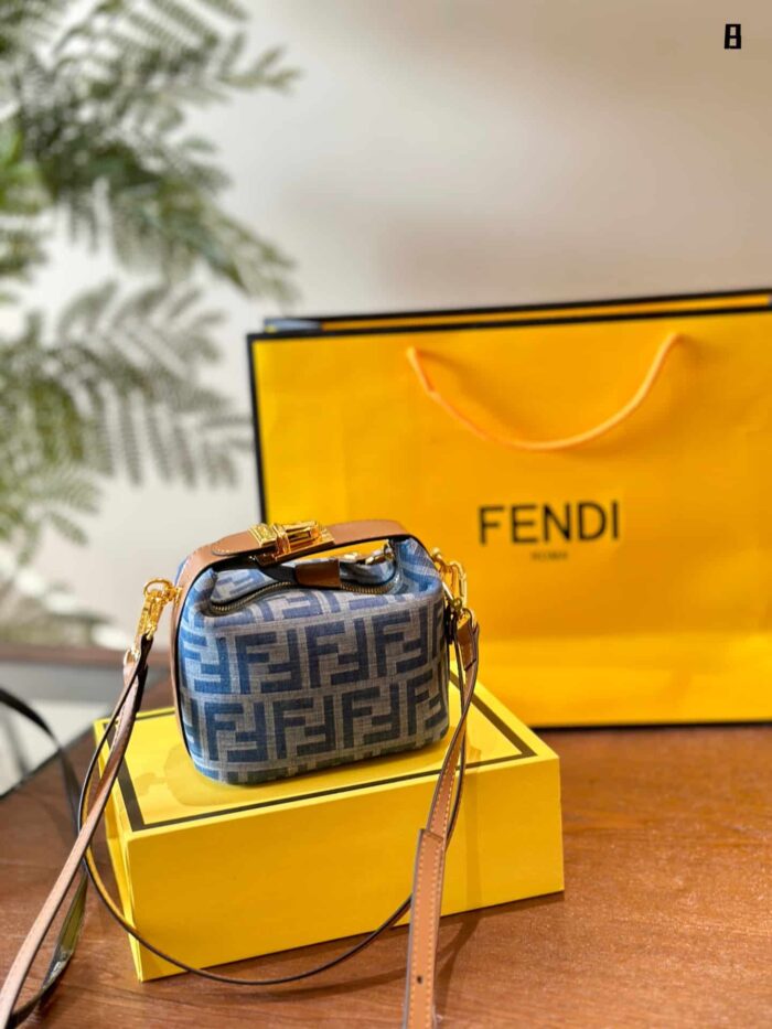 Fendi Classic Pattern Lunch Bag With Foldable Gift Box Packaging And Adjustable Shoulder Straps, Non-Structured Design With Large Capacity - Image 5