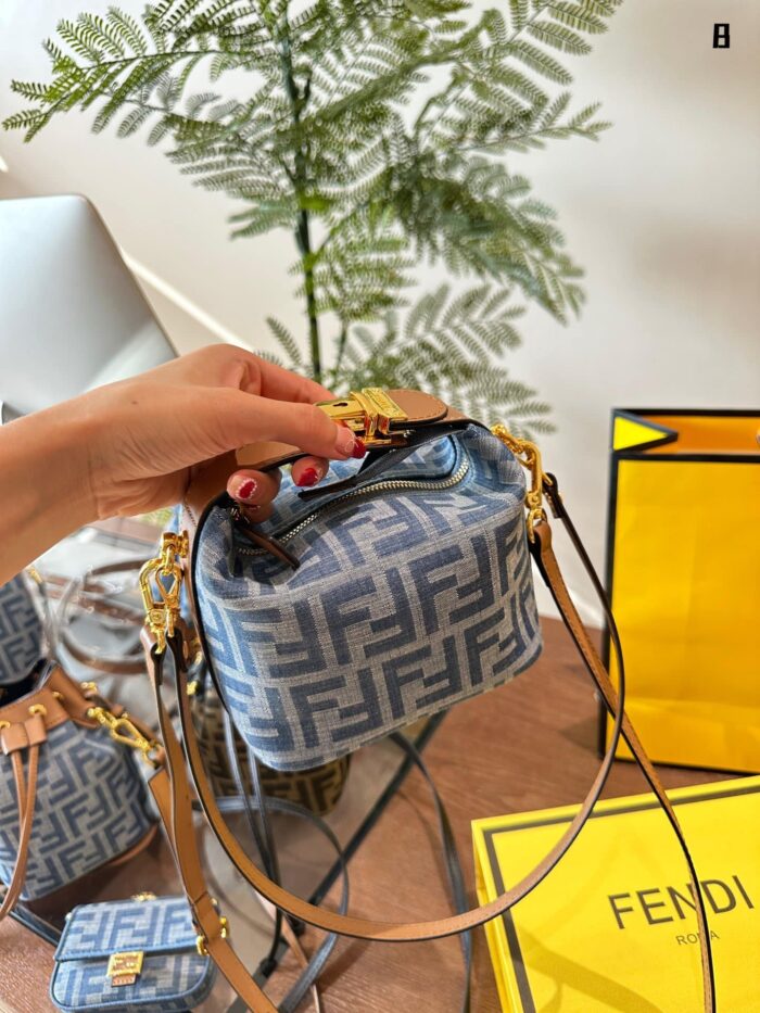 Fendi Classic Pattern Lunch Bag With Foldable Gift Box Packaging And Adjustable Shoulder Straps, Non-Structured Design With Large Capacity - Image 6