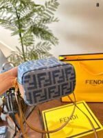 Fendi Classic Pattern Lunch Bag With Foldable Gift Box Packaging And Adjustable Shoulder Straps, Non-Structured Design With Large Capacity - Image 7