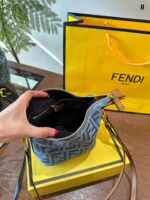 Fendi Classic Pattern Lunch Bag With Foldable Gift Box Packaging And Adjustable Shoulder Straps, Non-Structured Design With Large Capacity - Image 8