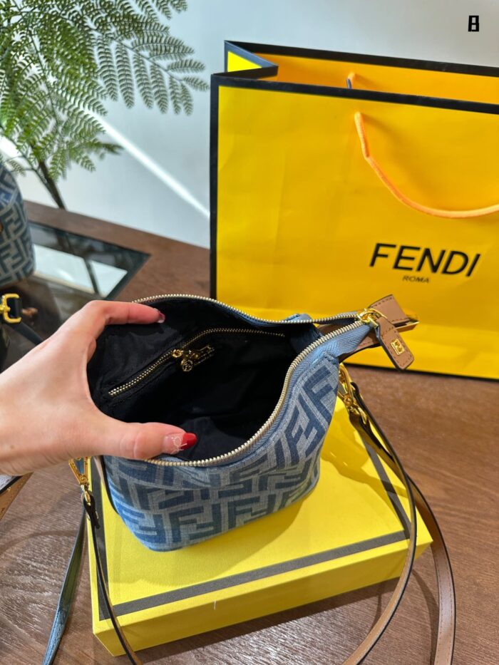 Fendi Classic Pattern Lunch Bag With Foldable Gift Box Packaging And Adjustable Shoulder Straps, Non-Structured Design With Large Capacity - Image 8