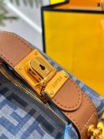 Fendi Classic Pattern Lunch Bag With Foldable Gift Box Packaging And Adjustable Shoulder Straps, Non-Structured Design With Large Capacity - Image 9