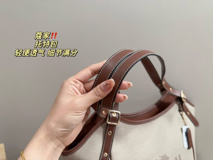 Coach Canvas Tote With Snap Button Design – A Versatile And Fashionable Handbag. - Image 6