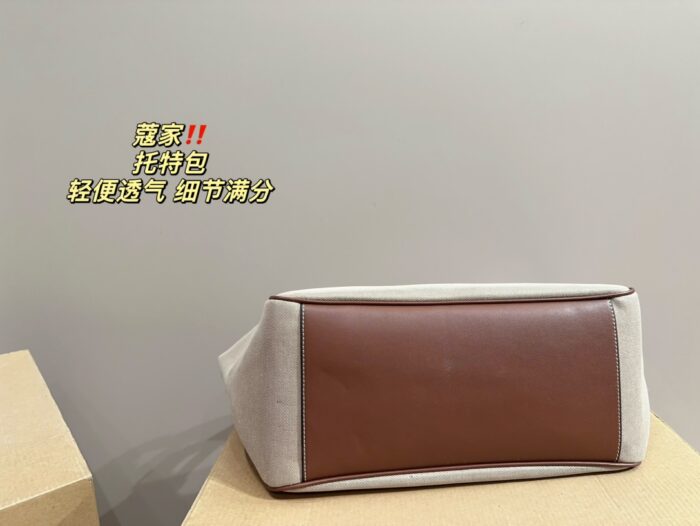 Coach Canvas Tote With Snap Button Design – A Versatile And Fashionable Handbag. - Image 8