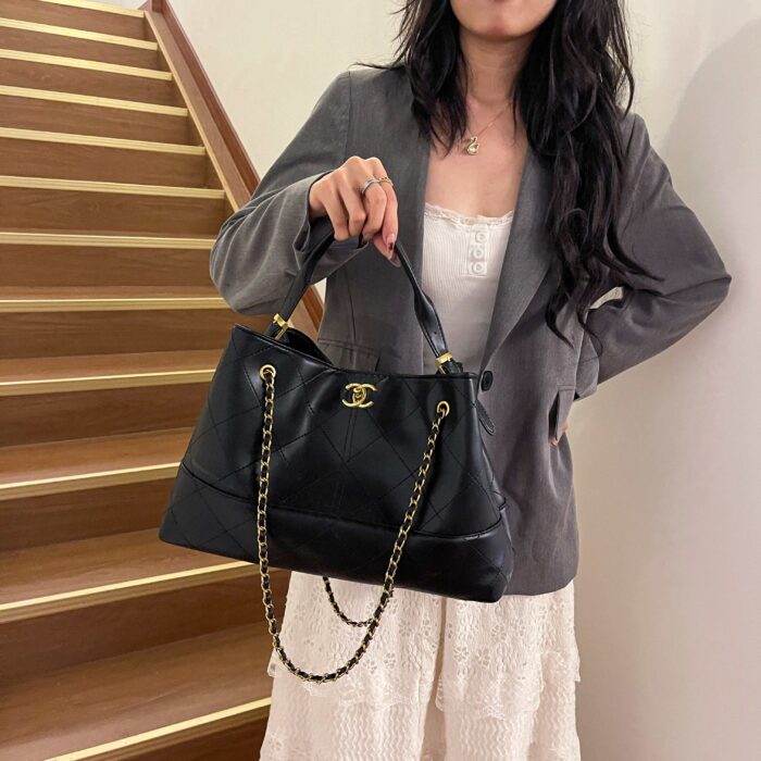 Chanel Large Capacity Tote Bag with Chain Detail – Commuting Essential - Image 5