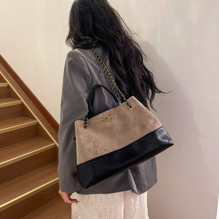 Chanel Large Capacity Tote Bag with Chain Detail – Commuting Essential - Image 6