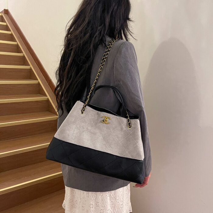 Chanel Large Capacity Tote Bag with Chain Detail – Commuting Essential - Image 7