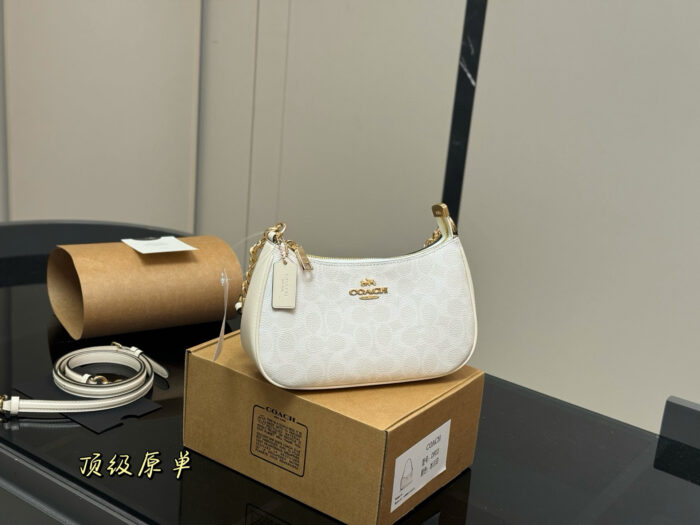Coach White Fashion Shoulder Bag - Image 9