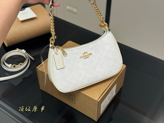 Coach White Fashion Shoulder Bag - Image 2