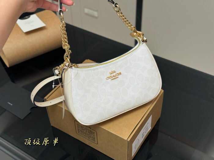 Coach White Fashion Shoulder Bag - Image 6