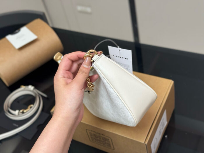 Coach White Fashion Shoulder Bag - Image 5