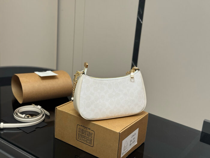 Coach White Fashion Shoulder Bag - Image 4