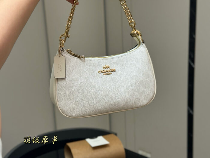 Coach White Fashion Shoulder Bag - Image 1