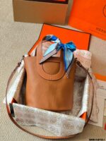 Hermès In The Loop 18Cm Gold Buckle Pig Nose Basket Bag - Top-Grain Cowhide - Crossbody Or Handheld - Image 3