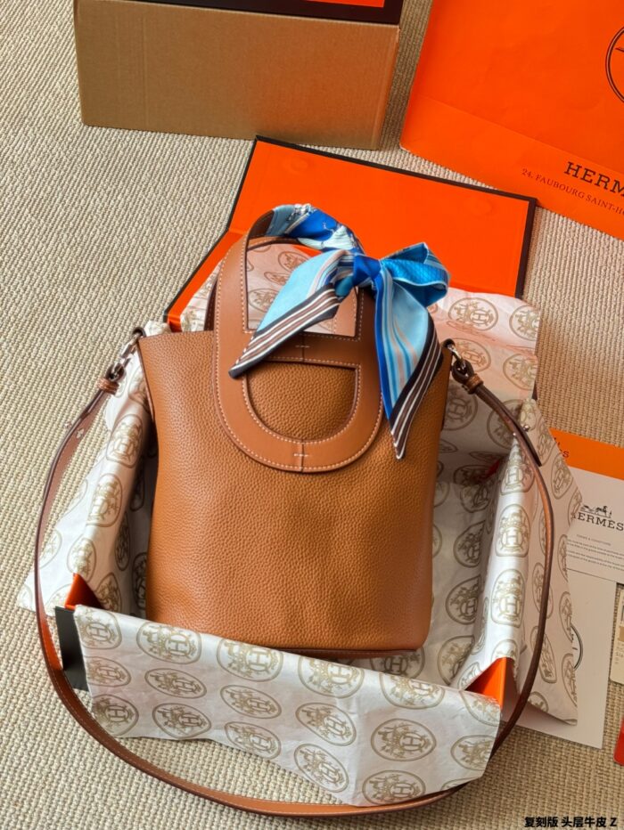 Hermès In The Loop 18Cm Gold Buckle Pig Nose Basket Bag - Top-Grain Cowhide - Crossbody Or Handheld - Image 3