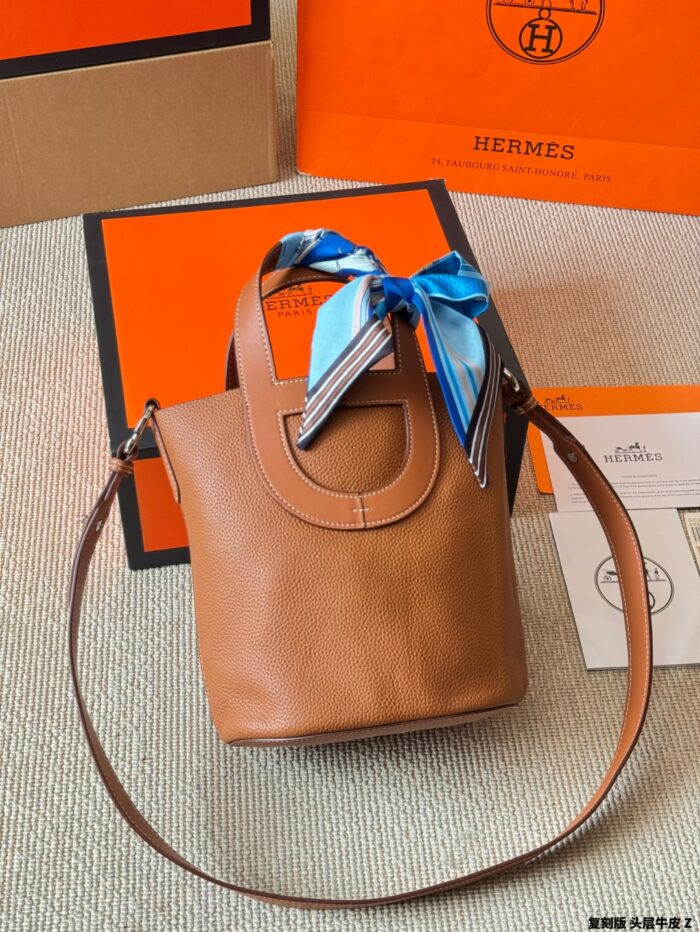 Hermès In The Loop 18Cm Gold Buckle Pig Nose Basket Bag - Top-Grain Cowhide - Crossbody Or Handheld - Image 6