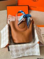 Hermès In The Loop 18Cm Gold Buckle Pig Nose Basket Bag - Top-Grain Cowhide - Crossbody Or Handheld - Image 11