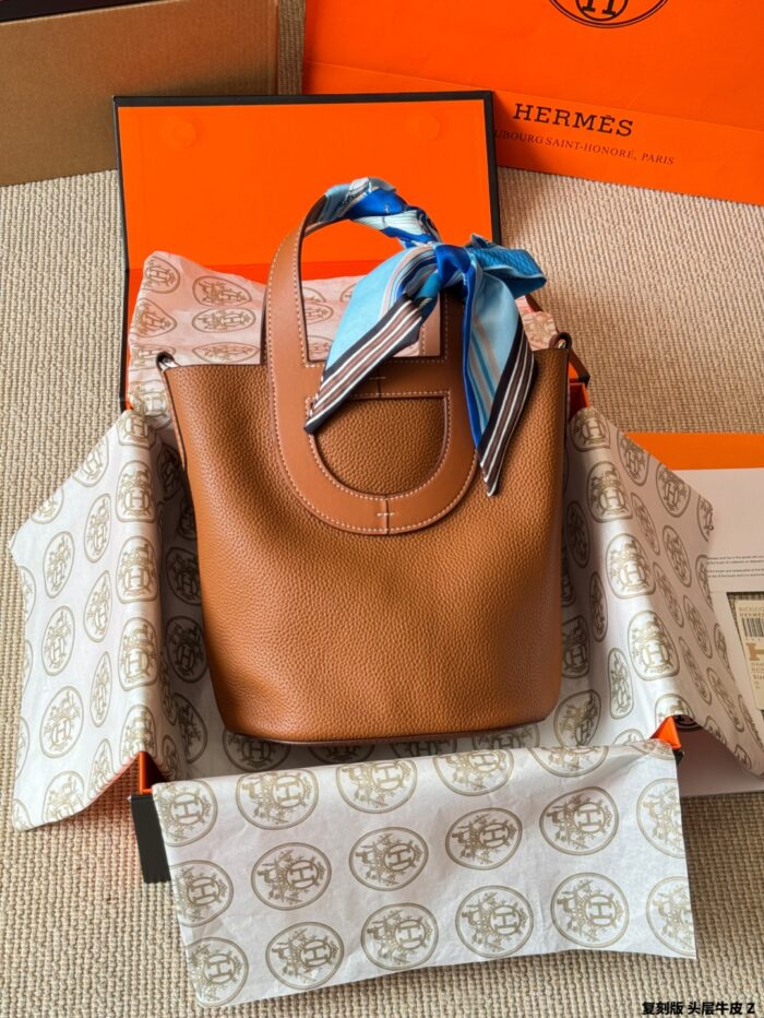 Hermès In The Loop 18Cm Gold Buckle Pig Nose Basket Bag - Top-Grain Cowhide - Crossbody Or Handheld - Image 11
