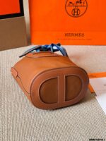 Hermès In The Loop 18Cm Gold Buckle Pig Nose Basket Bag - Top-Grain Cowhide - Crossbody Or Handheld - Image 14