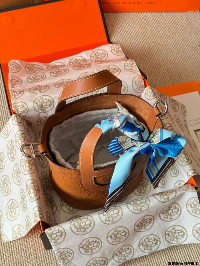 Hermès In The Loop 18Cm Gold Buckle Pig Nose Basket Bag - Top-Grain Cowhide - Crossbody Or Handheld - Image 15