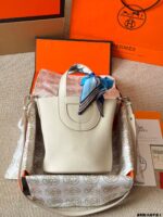 Hermès In The Loop 18Cm Gold Buckle Pig Nose Basket Bag - Top-Grain Cowhide - Crossbody Or Handheld - Image 2