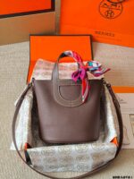 Hermès In The Loop 18Cm Gold Buckle Pig Nose Basket Bag - Top-Grain Cowhide - Crossbody Or Handheld - Image 8