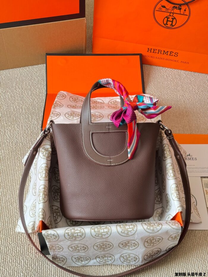Hermès In The Loop 18Cm Gold Buckle Pig Nose Basket Bag - Top-Grain Cowhide - Crossbody Or Handheld - Image 8
