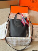Hermès In The Loop 18Cm Gold Buckle Pig Nose Basket Bag - Top-Grain Cowhide - Crossbody Or Handheld - Image 7