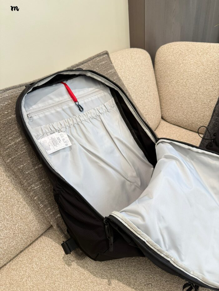 Arcteryx Mantis 26 Matte Black High-Capacity Compartmentalised Commuter & Gym Backpack - Image 9