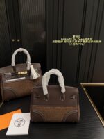 Hermès Birkin 25 Go Team Platinum Bag Structured, Minimalist, Vintage Chic - Image 4