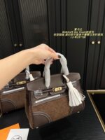Hermès Birkin 25 Go Team Platinum Bag Structured, Minimalist, Vintage Chic - Image 9