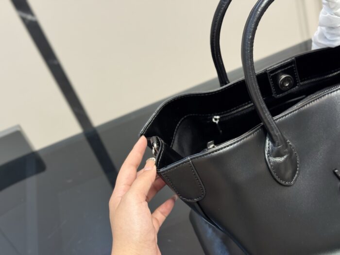 Yves Saint Laurent Tote Bag Versatile And Sophisticated Shoulder Or Crossbody Carry Cool And Effortlessly Chic - Image 3