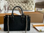Louis Vuitton Onthego East West – The Perfect Little Bag For Petite Frames