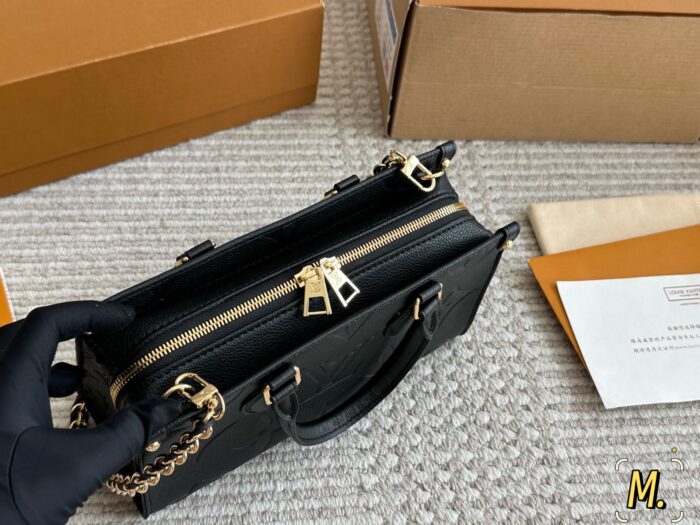 Louis Vuitton Onthego East West – The Perfect Little Bag For Petite Frames - Image 2