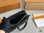 Louis Vuitton Onthego East West – The Perfect Little Bag For Petite Frames - Image 9
