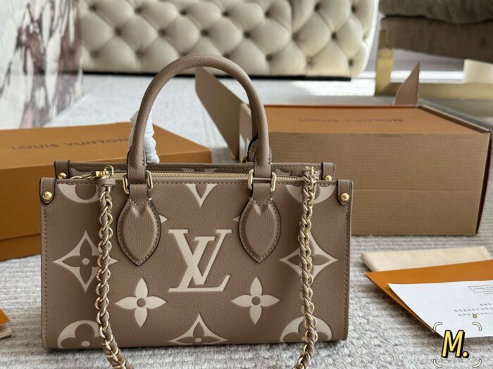Louis Vuitton Onthego East West – The Perfect Little Bag For Petite Frames - Image 10
