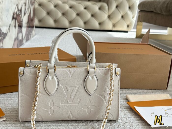 Louis Vuitton Onthego East West – The Perfect Little Bag For Petite Frames - Image 11