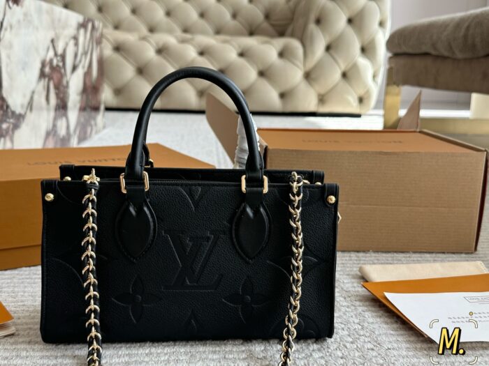 Louis Vuitton Onthego East West – The Perfect Little Bag For Petite Frames - Image 12