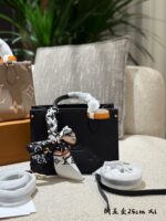 Louis Vuitton Jungle Collection Onthego Tote Luxurious Embossed Gradient Colour Large Logo Handheld/Shoulder Strap Resistant To Deformation - Image 2