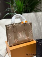 Louis Vuitton Jungle Collection Onthego Tote Luxurious Embossed Gradient Colour Large Logo Handheld/Shoulder Strap Resistant To Deformation - Image 4