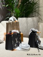 Louis Vuitton Jungle Collection Onthego Tote Luxurious Embossed Gradient Colour Large Logo Handheld/Shoulder Strap Resistant To Deformation - Image 5