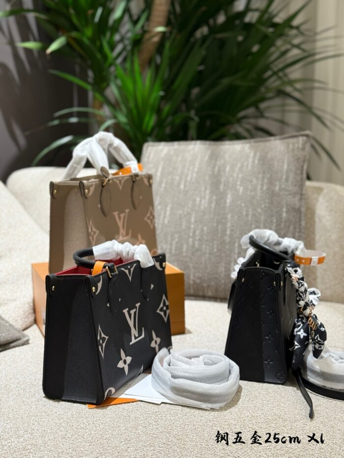 Louis Vuitton Jungle Collection Onthego Tote Luxurious Embossed Gradient Colour Large Logo Handheld/Shoulder Strap Resistant To Deformation - Image 5